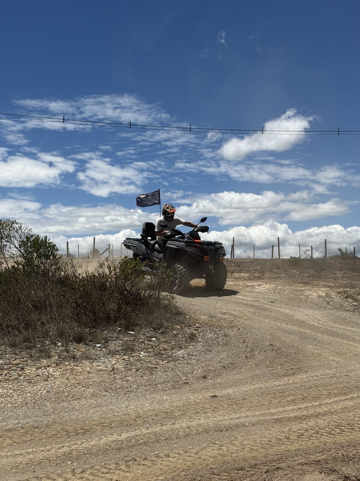 ATV en movimiento por el sendero