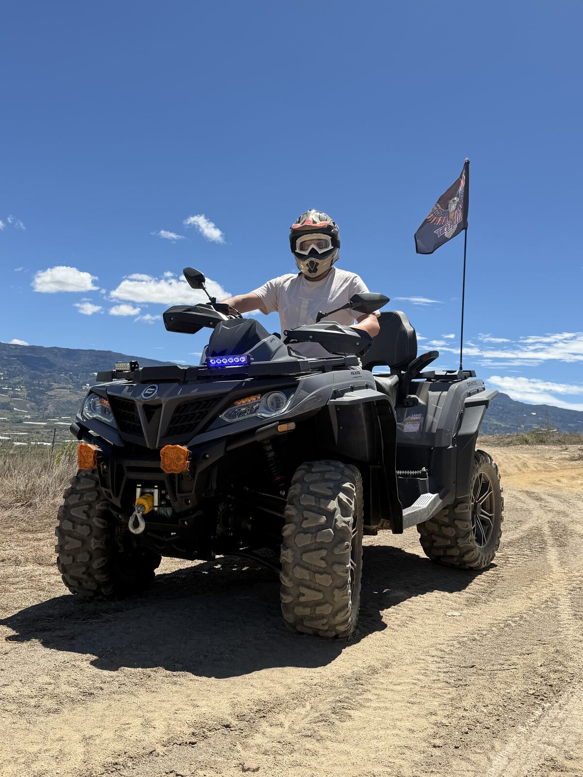 ATV CF Moto con bandera
