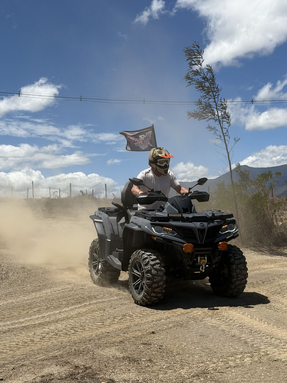 ATV en acción levantando polvo