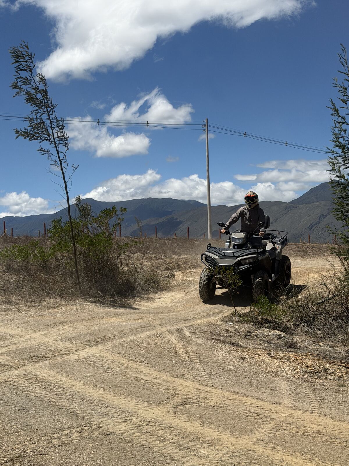 ATV con paisaje de montañas al fondo