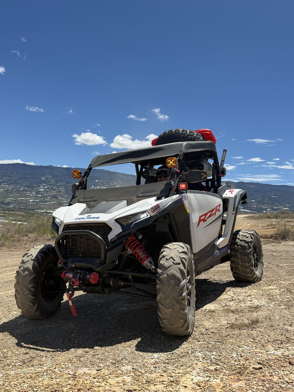 Buggy Polaris RZR de frente