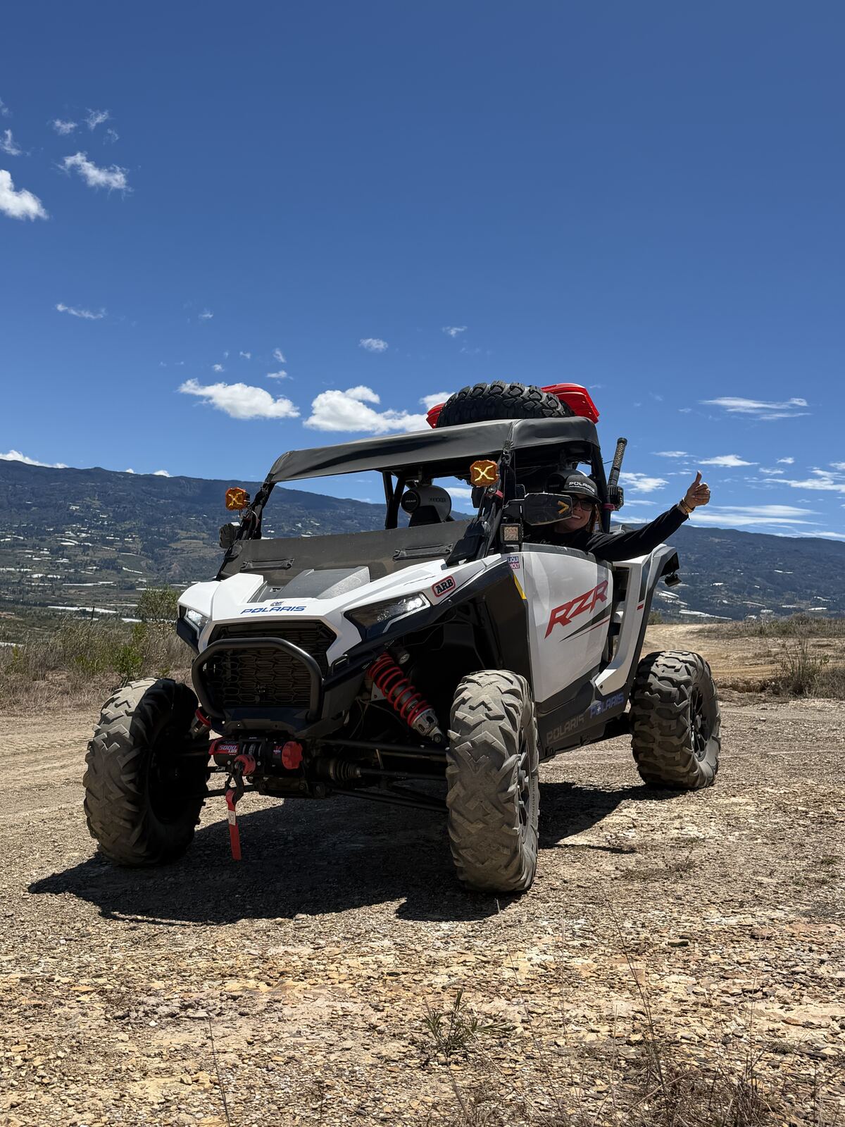 Polaris RZR buggy en ruta